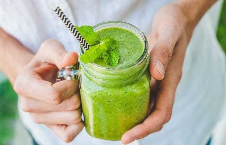 pare a dor de cabeça com o suco verde