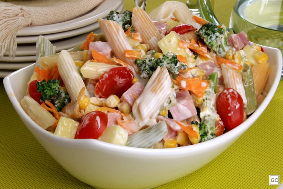 Salada de macarrão com legumes e frios