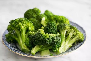 Deliciosa receita básica de brócolis no vapor! Como cozinhar brócolis no vapor rapidamente.