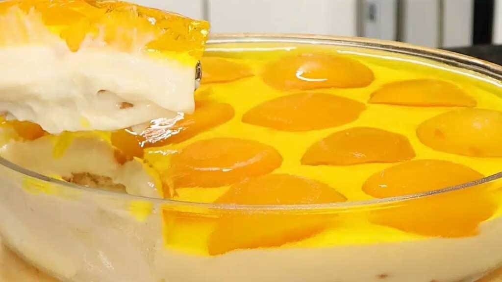 sobremesa gelado de pêssego na travessa: receita prática e muito