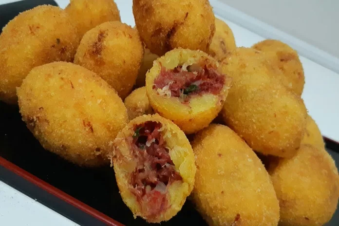 bolinho de mandioca com carne seca