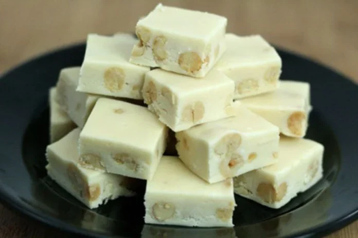 fudge de chocolate branco com amendoim