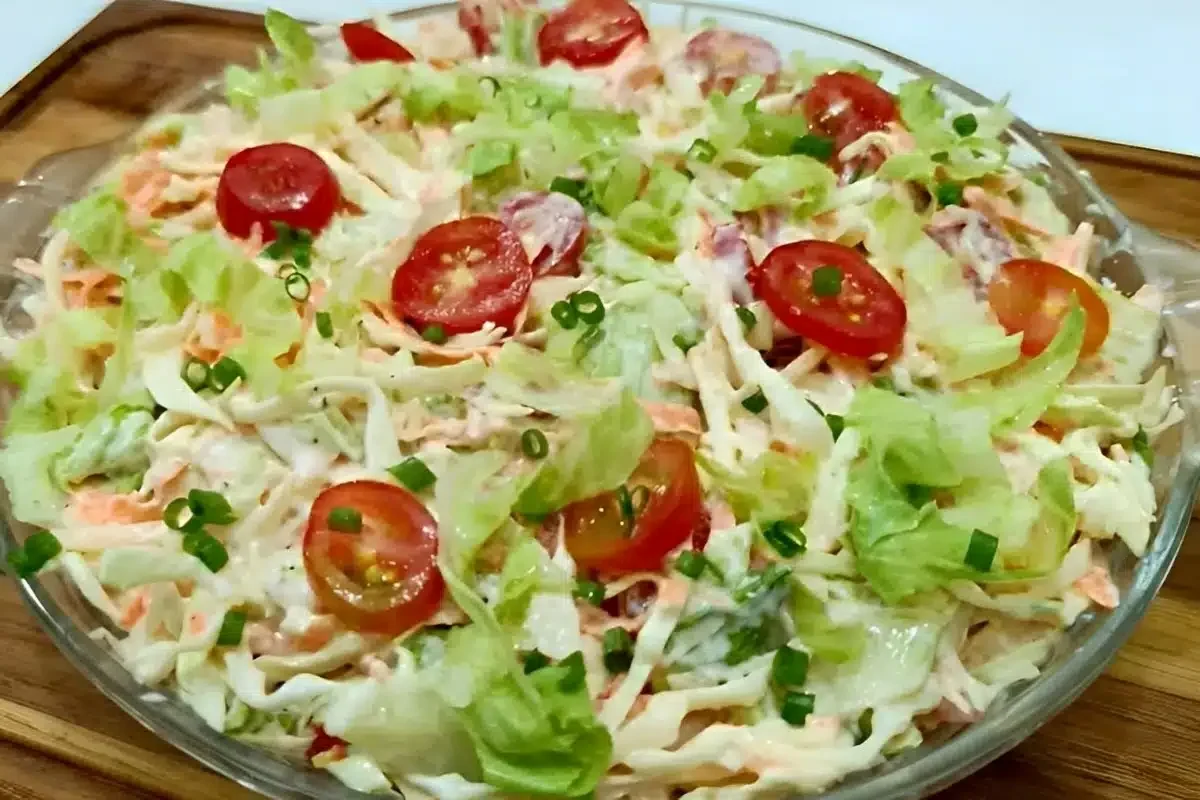 salada de repolho com molho de maionese, é assim que