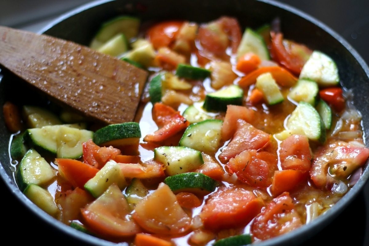 Esta receita de tomate refogado com abobrinha é uma opção fácil e saudável para o jantar, além de ser vegetariana e sem glúten. Faça hoje!
