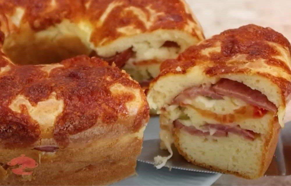 lanche de forno feito no liquidificador recheado com calabresa e