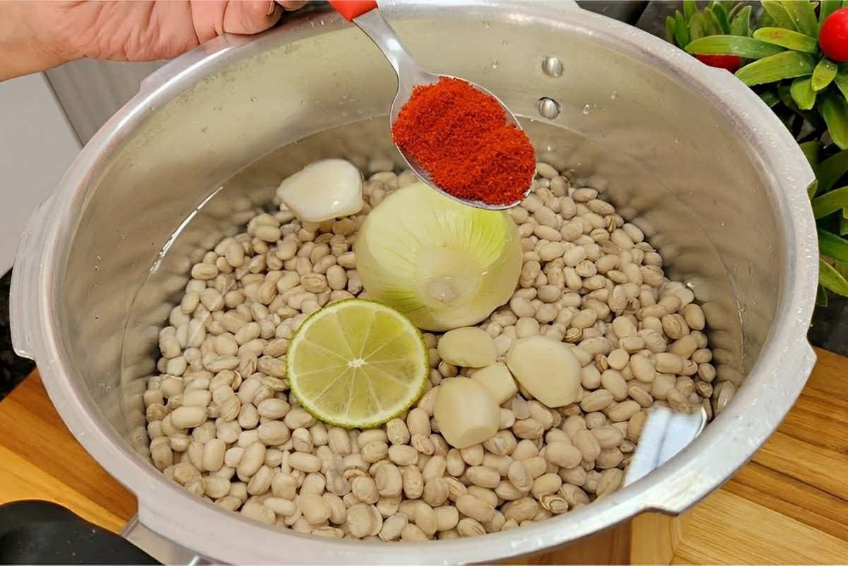 feijão com caldo grosso e bem temperado