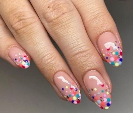 manicure com plugues multicoloridos