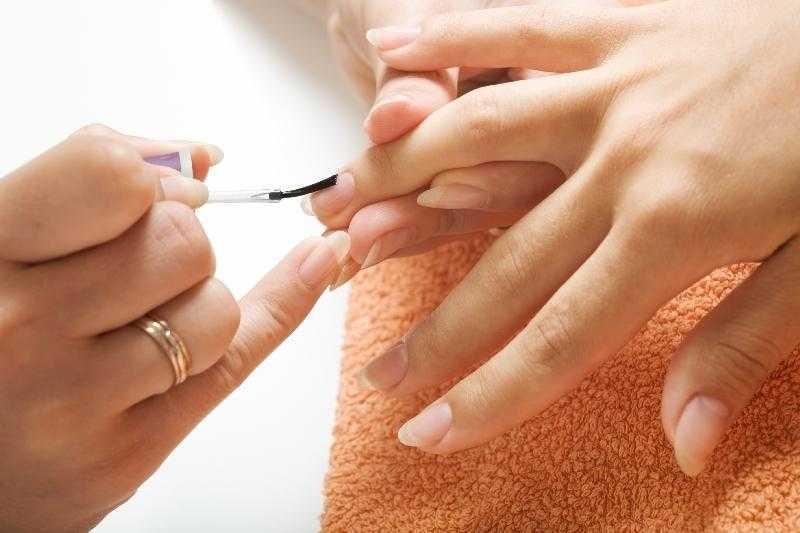 Alergia a esmalte pode causar irritação nos olhos e pescoço