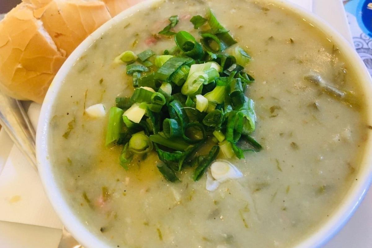 caldo de batatas com cebolinhas