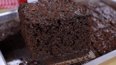 Bolo de chocolate molhadinho e macio com a receita mais fácil de todas