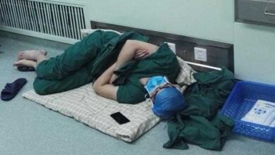 Esse cirurgião dormiu no chão do hospital após realizar 5 operações seguidas! O mundo todo aplaude de pé! a