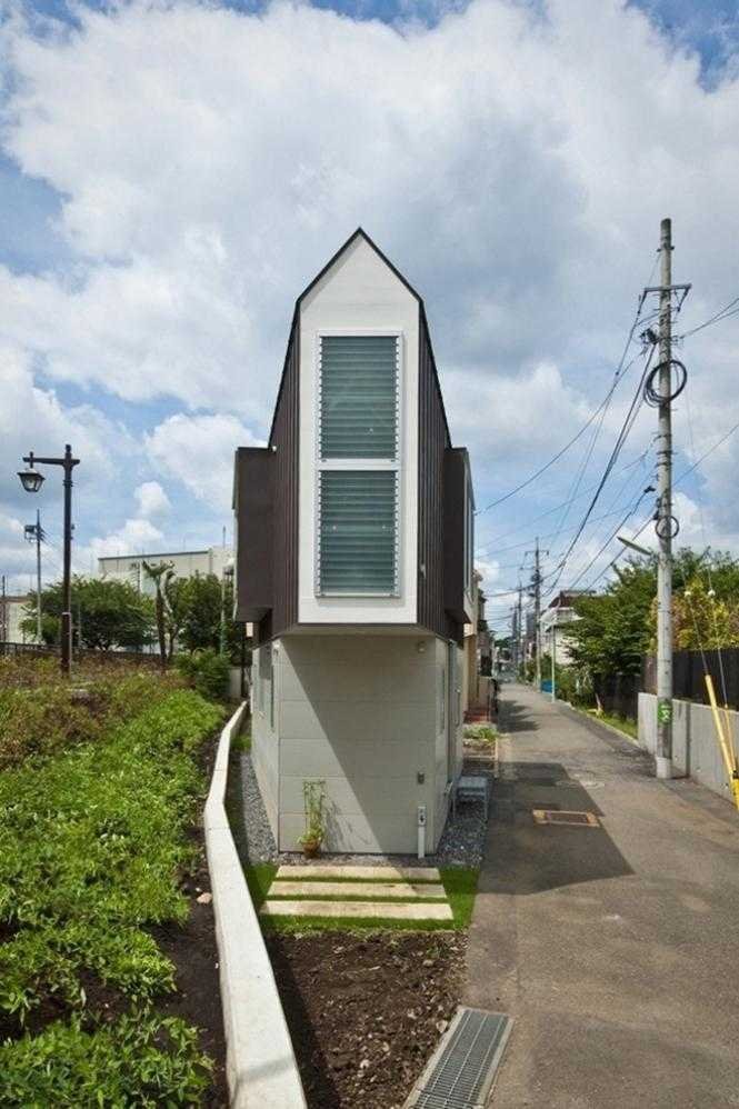 Casa minúscula em formato triangular esconde interior impressionante