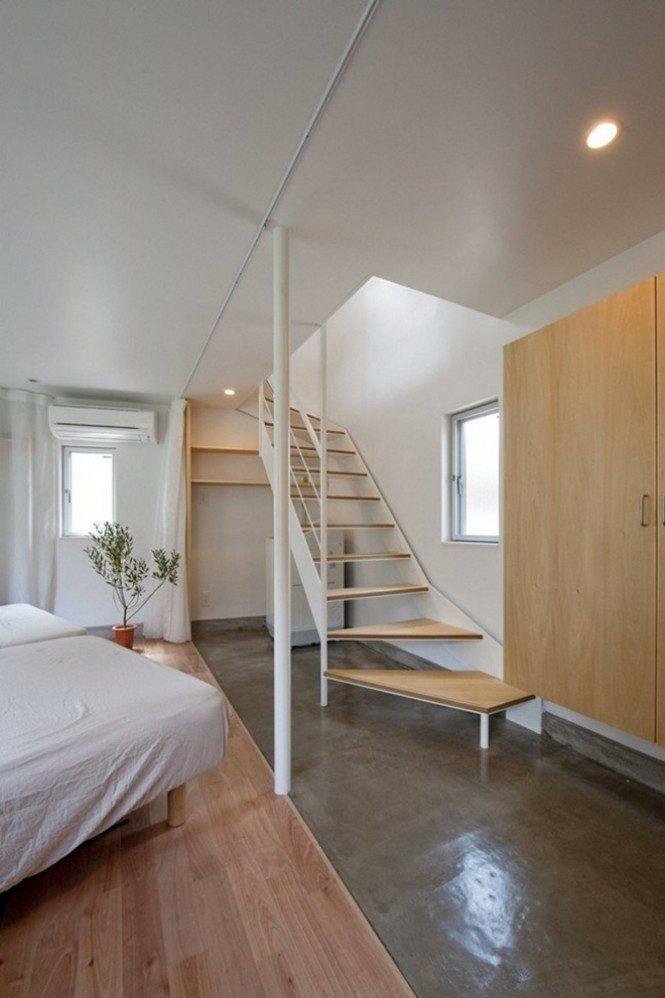 Casa minúscula em formato triangular esconde interior impressionante