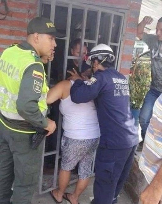 Resultado de imagem para fofoqueira fica presa ao olhar dentro da casa da vizinha