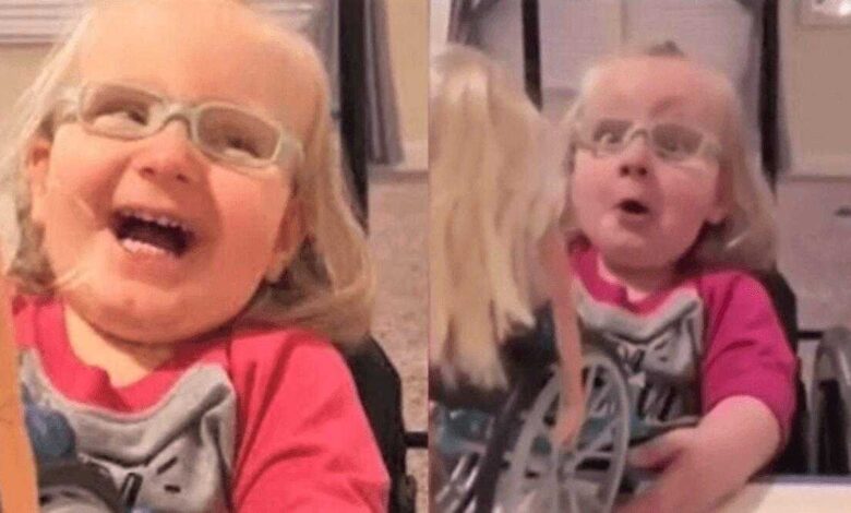 Menina de 2 anos se encantou com boneca Barbie que é parecida com ela