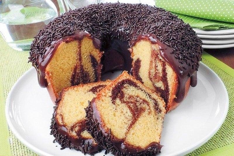 Bolo mármore de fubá com brigadeiro