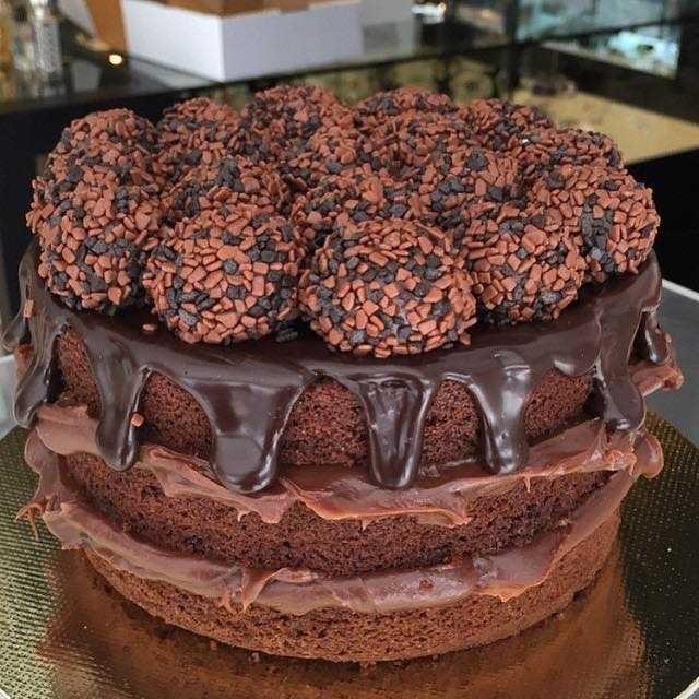 como fazer naked cake de brigadeiro