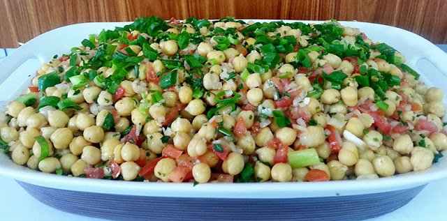 Salada de grão de bico muito deliciosa e saudável