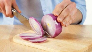 Como tirar cheiro de alho e cebola das mãos s