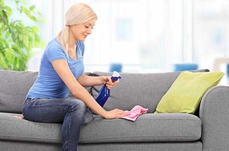 Como tirar mau cheiro do sofá