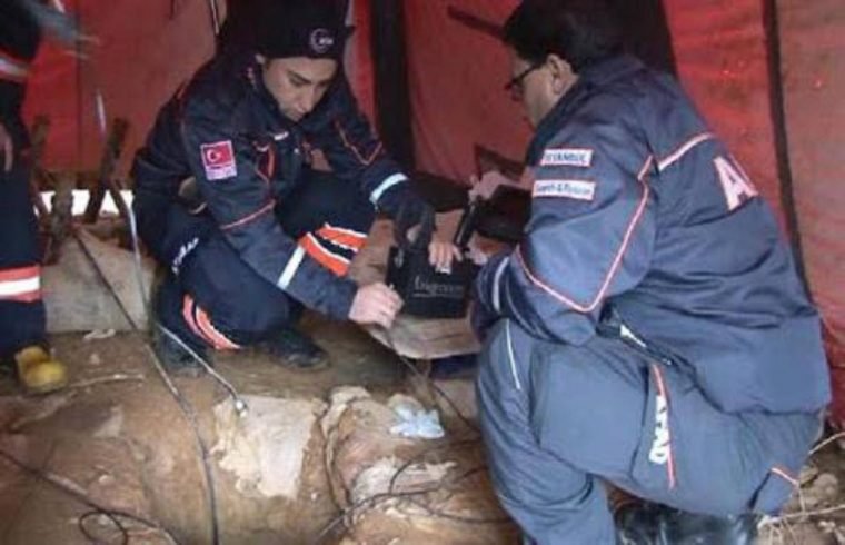 1513876886 922 depois de ouvir gemidos por 11 dias retiraram um filhote de cachorro de um poco de 70 metros