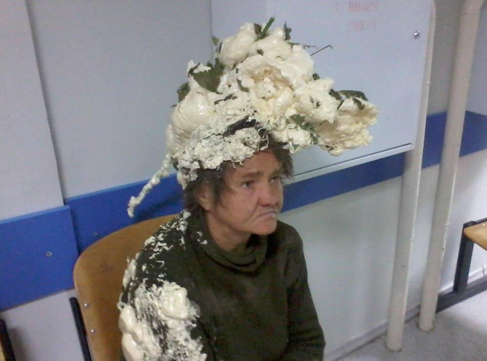 Mulher confunde espuma de construção com espuma de cabelo e vai parar ao hospital