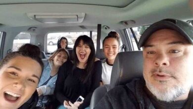 Pai tira foto com suas filhas no carro, e eles ficam em choque quando encontram esse homem no banco de trás! — Bau das DICAS