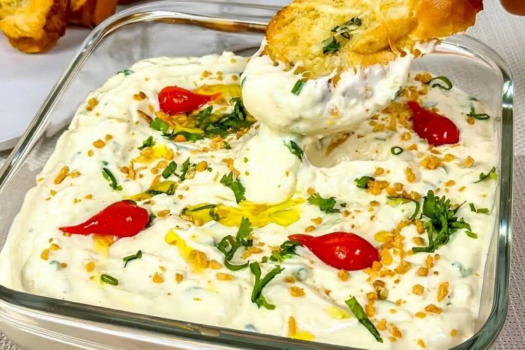 Patê cremoso feito com alho assado e catupiry para servir com torradas ou fazer canapés