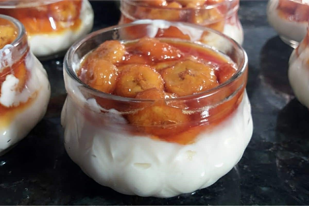Sobremesa de banana na taça deliciosa charmosa e perfeita para qualquer ocasião