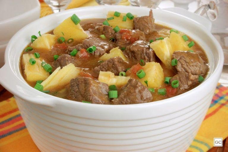 Sopa cremosa de costela com mandioca deliciosa