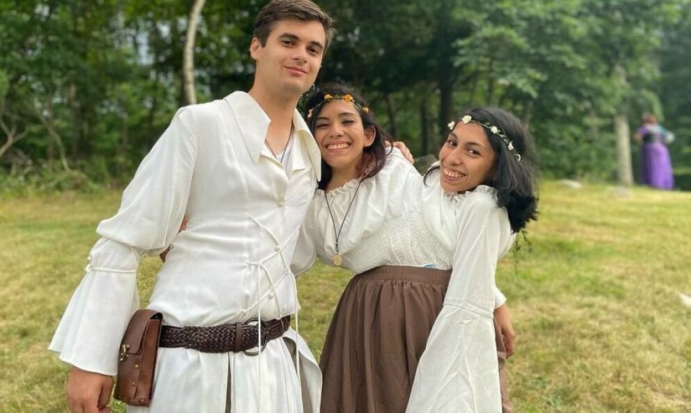 Gêmea siamesa lamenta por ‘segurar vela’ em namoro da irmã: ‘Aquela sou eu estragando todas as fotos’