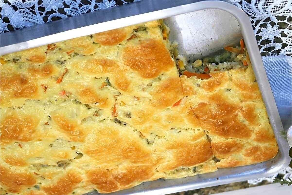 Torta de massa mole com recheio de sardinha e requeijão cremoso