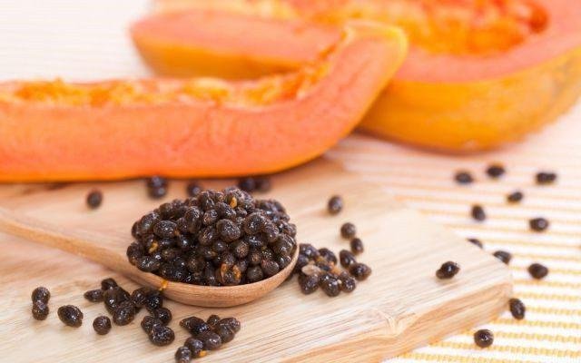 5 Benefícios de comer sementes de mamão