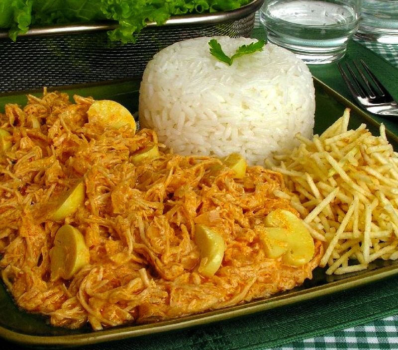 estrogonofe com frango desfiado