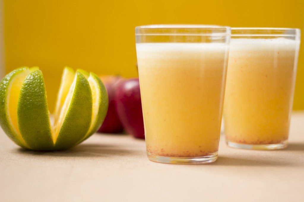 Suco de tomate com limão para aliviar a menopausa (como fazer e receitas)