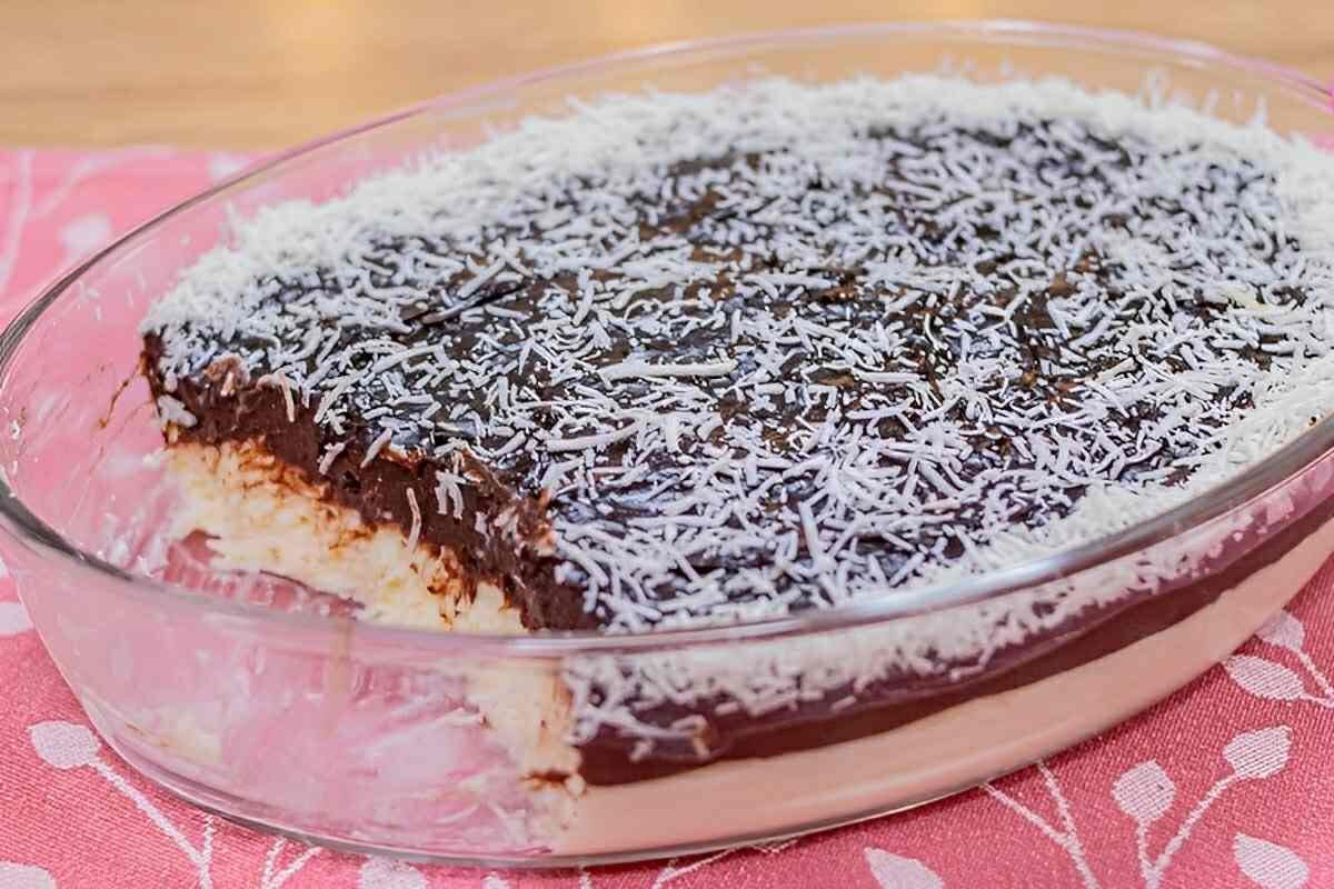 Prestígio gelado cremoso na travessa uma sobremesa simples e deliciosa
