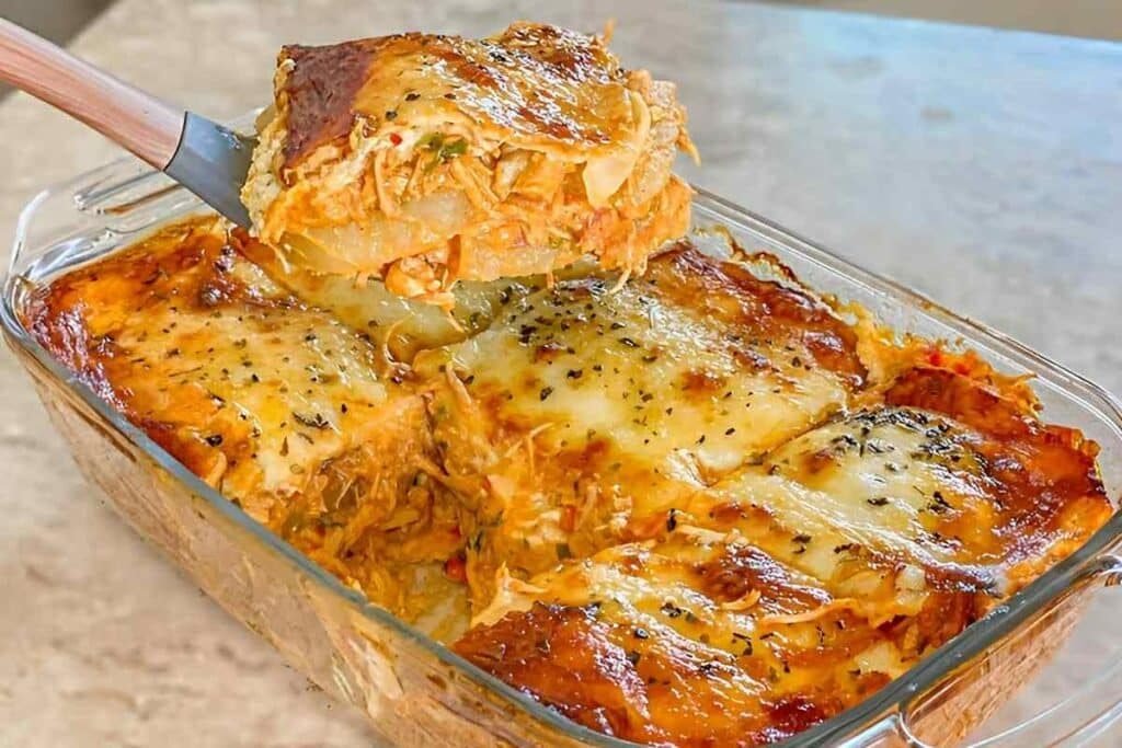 Frango desfiado com batatas ao forno: Receita econômica e simples!