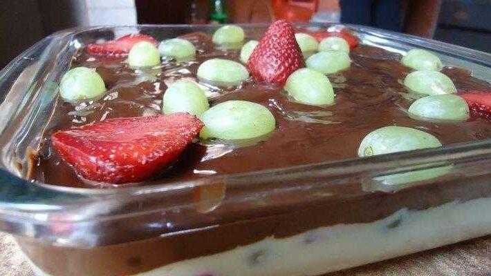 Bombom de travessa com uvas ou morangos d