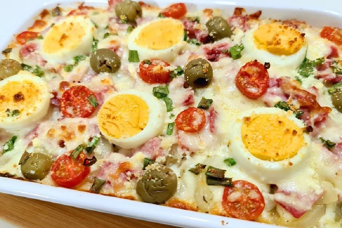 Batata gratinada à portuguesa muito bem recheada e saborosa
