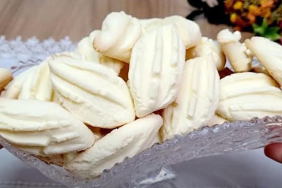Bolachinha de maisena com coco sem leite condensado. Derrete na boca!