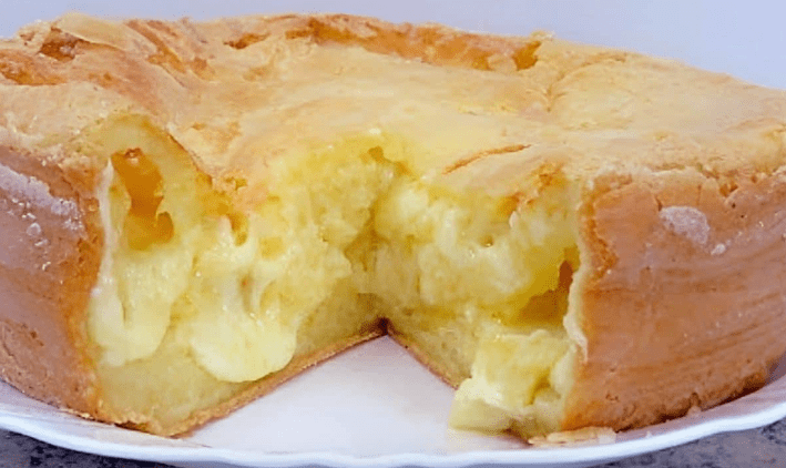 Bolo de polvilho que já sai recheado do forno perfeito para o lanche