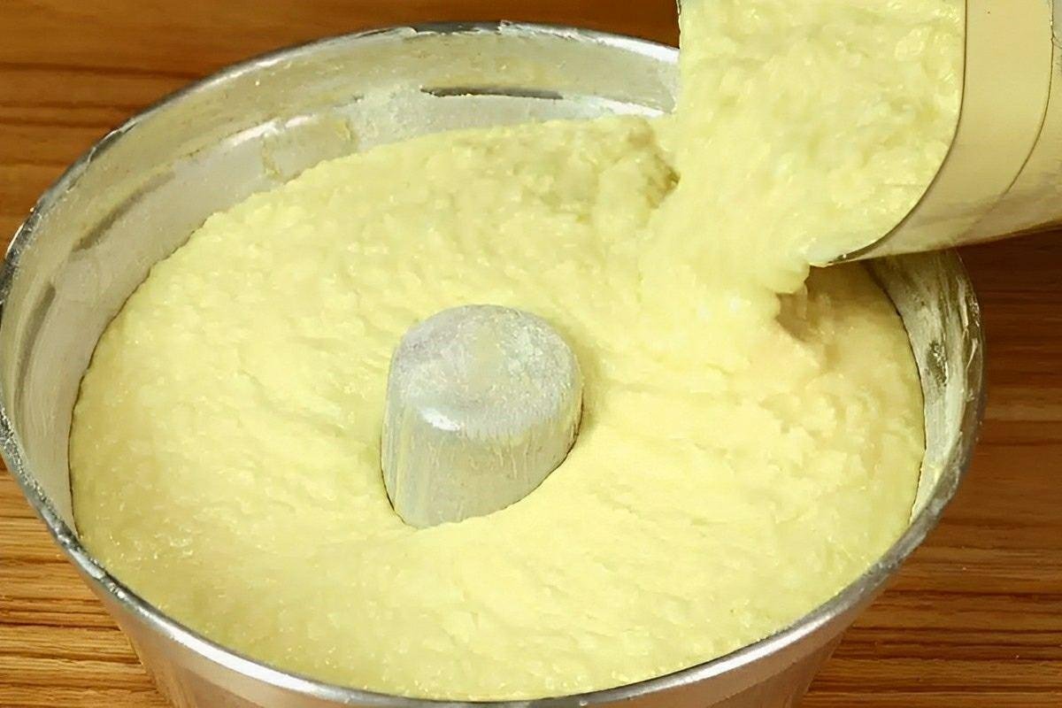 Bolo de aipim de liquidificador fácil de fazer e delicioso basta bater os ingredientes e assar
