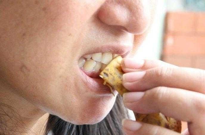 Como branquear os dentes com casca de banana