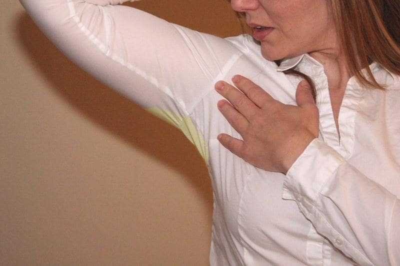 Como tirar mancha de desodorante da roupa