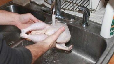 Depois deste vídeo, você não vai lavar o frango antes de cozinhar d
