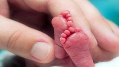Este bebê pesa apenas 230g. Mas depois de nascido, sua mãe encontra ISSO em seu berço.