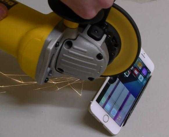 Homem serra IPHONE ao meio e resultado é INACREDITÁVEL.