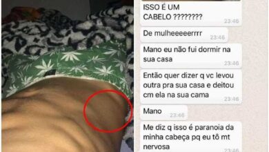 jovem surta com detalhe quase imperceptivel em foto de namorado