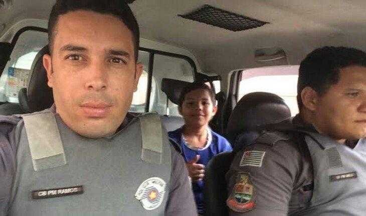 Mãe se apavora com foto do filho em viatura, mas motivo da carona emociona