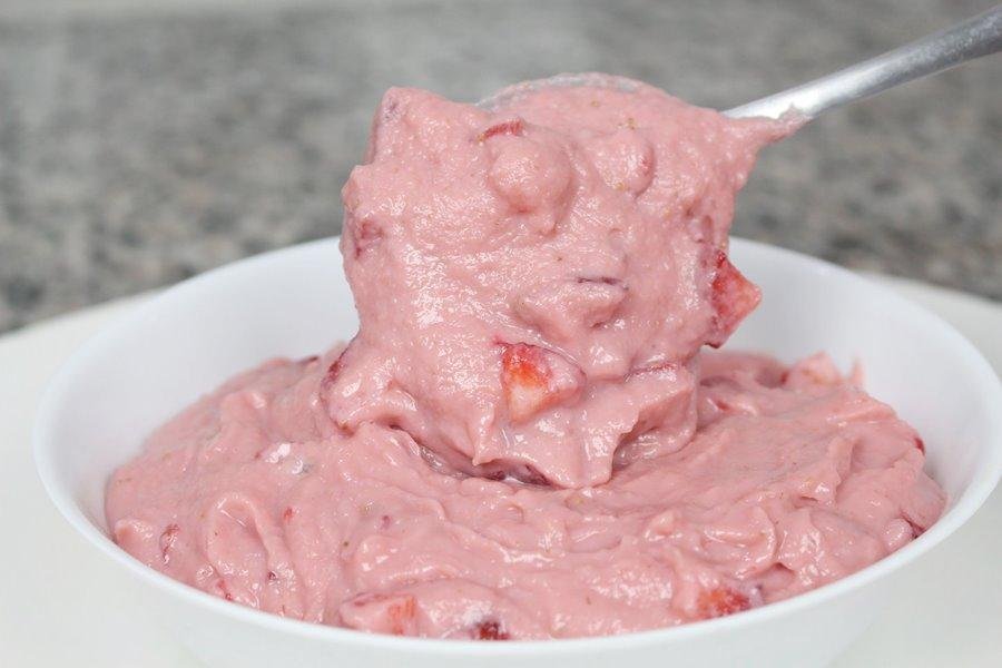 Recheio de mousse de morango com pedaços